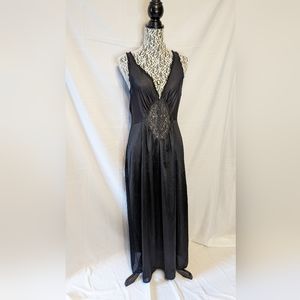 VINTAGE MADE IN USA VASSARETTE SLIP GOWN!